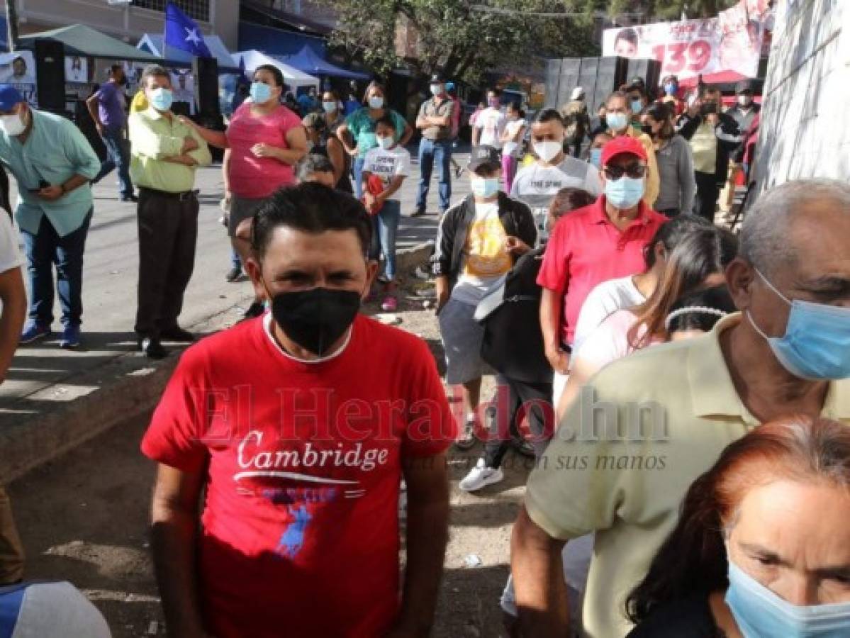 Desorden y cero distanciamiento físico en las urnas de la capital (FOTOS)