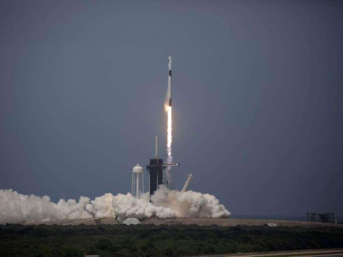 Exitoso despegue de cohete SpaceX con dos astronautas a bordo