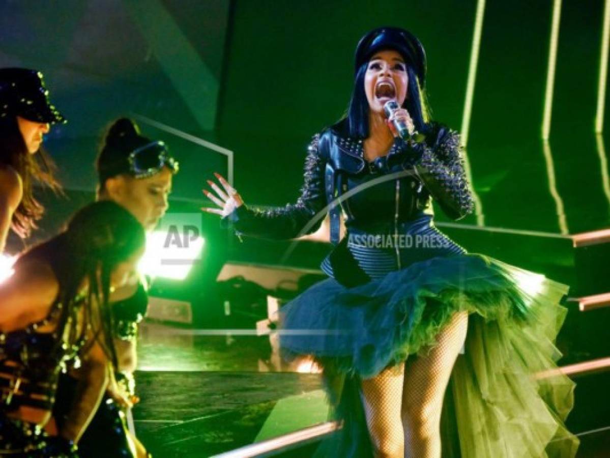 Cardi B corona un año de éxitos lanzando su primer álbum