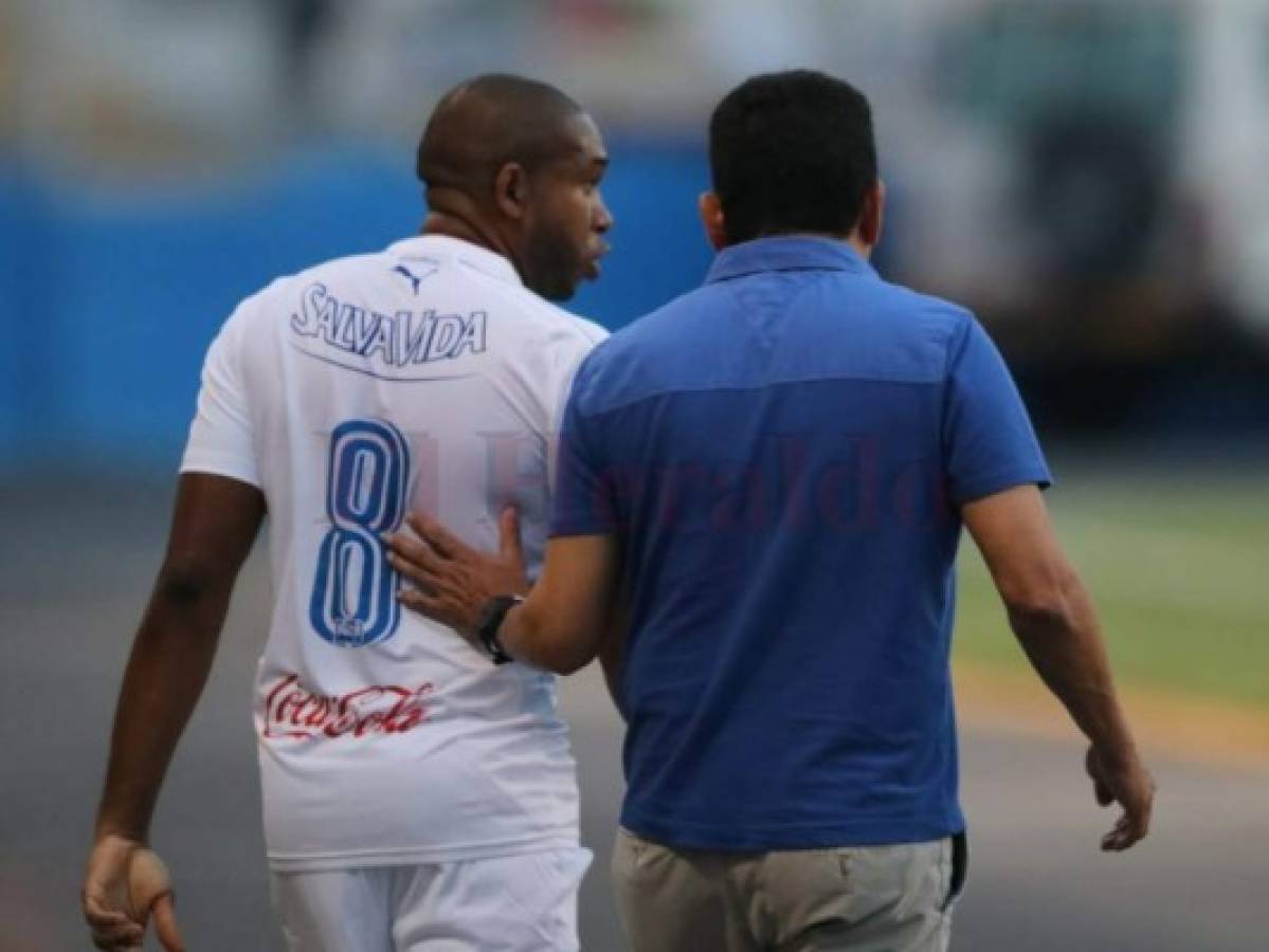 Wilson Palacios platica con Nahún Espinoza, entrenador con quien ganó un tricampeonato antes de irse a Europa y ahora lo hizo redebutar en Honduras. Foto: David Romero / El Heraldo.