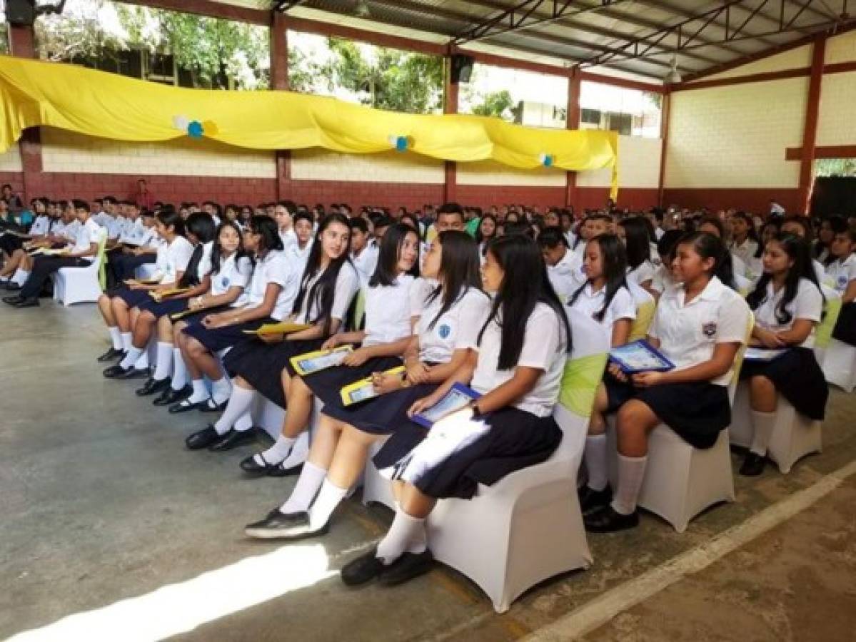 Instituto Mixto Hibueras graduó a unos 300 jóvenes de noveno grado