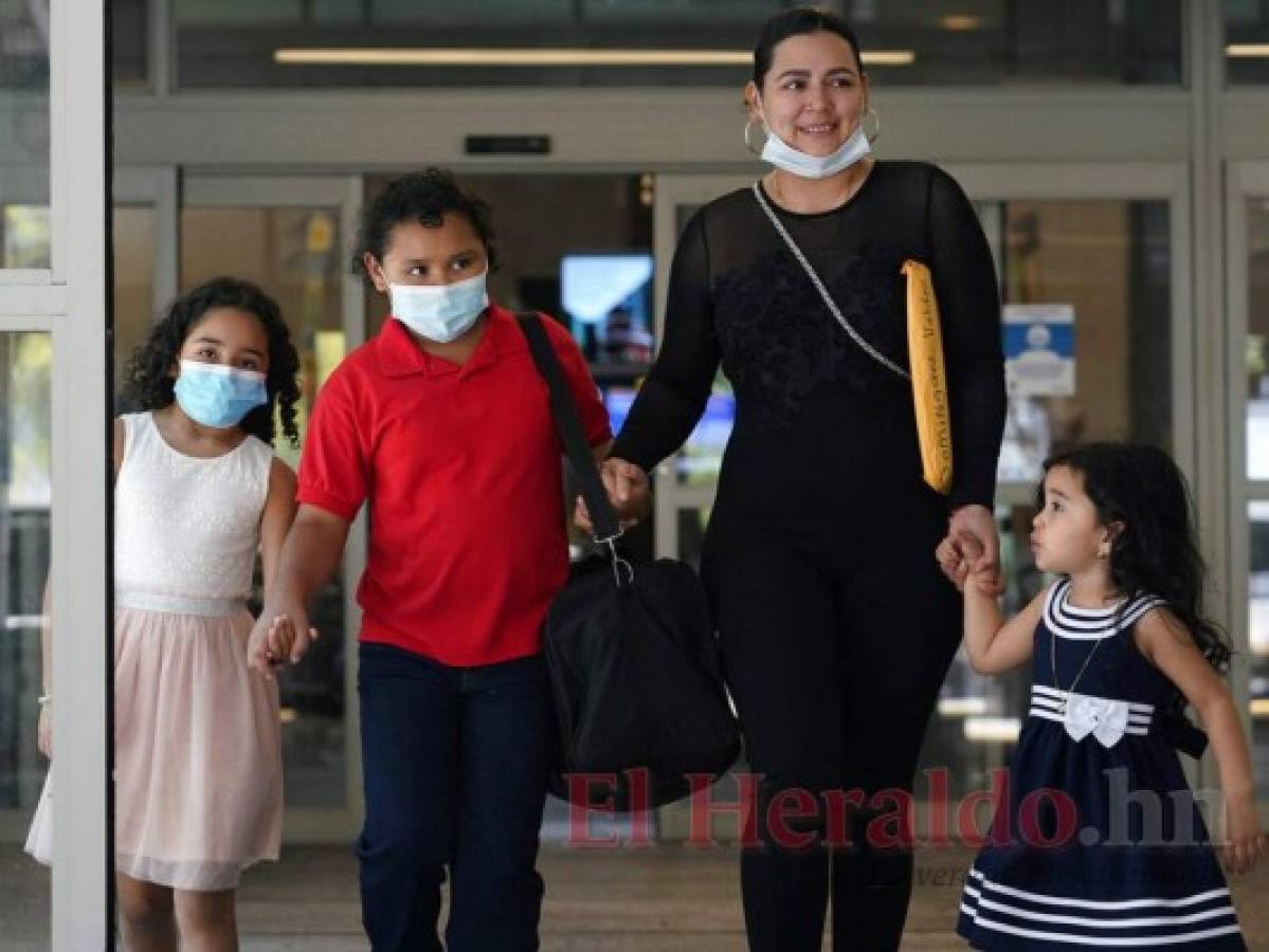 Glenda Valdez sale del aeropuerto de Austin-Bergstrom de Texas tras reunirse con su hija Emely, de nueve años y quien cruzó sola la frontera entre México y EEUU. La acompañan sus otras dos hijas, Jassary y Zuri.