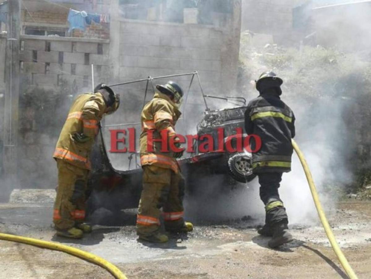 Hombres armados queman mototaxi en la capital de Honduras