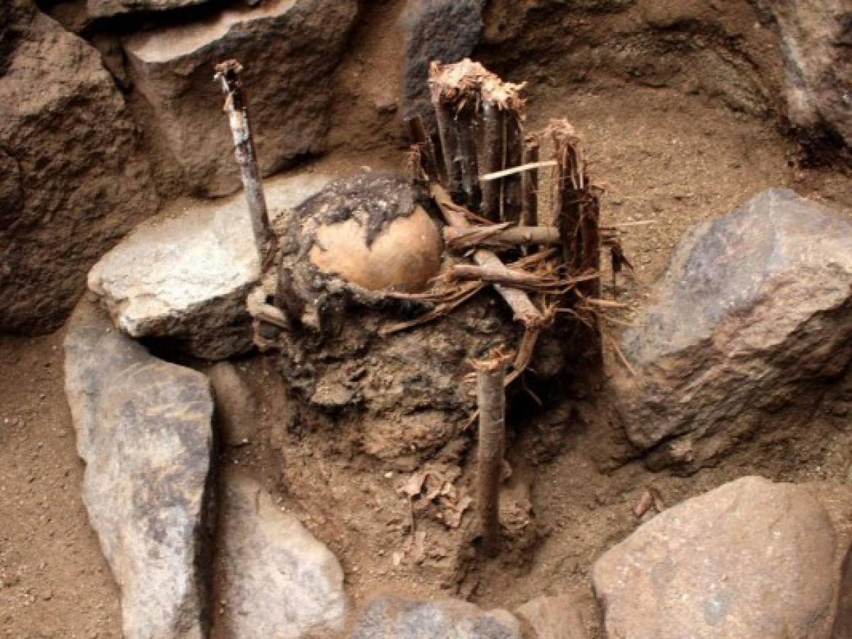 Handout photo taken on July 6, 2018 and released by Peruvian gas company Calidda on November 27, 2020 of the remains found in a crib-like ancient tomb discovered by a crew laying a natural gas pipe under a street in San Juan de Lurigancho district in Lima. - A mummified woman in her early twenties who lived over 600 years ago was called 'Wayaw, the Lady of El Sauce', for the area where she was found. According to specialists, the woman lived in the times of the Ruricancho chiefdom, under the administration control of the Inca empire. (Photo by - / Calidda / AFP) / RESTRICTED TO EDITORIAL USE - MANDATORY CREDIT AFP PHOTO / CALIDDA - NO MARKETING NO ADVERTISING CAMPAIGNS -DISTRIBUTED AS A SERVICE TO CLIENTS