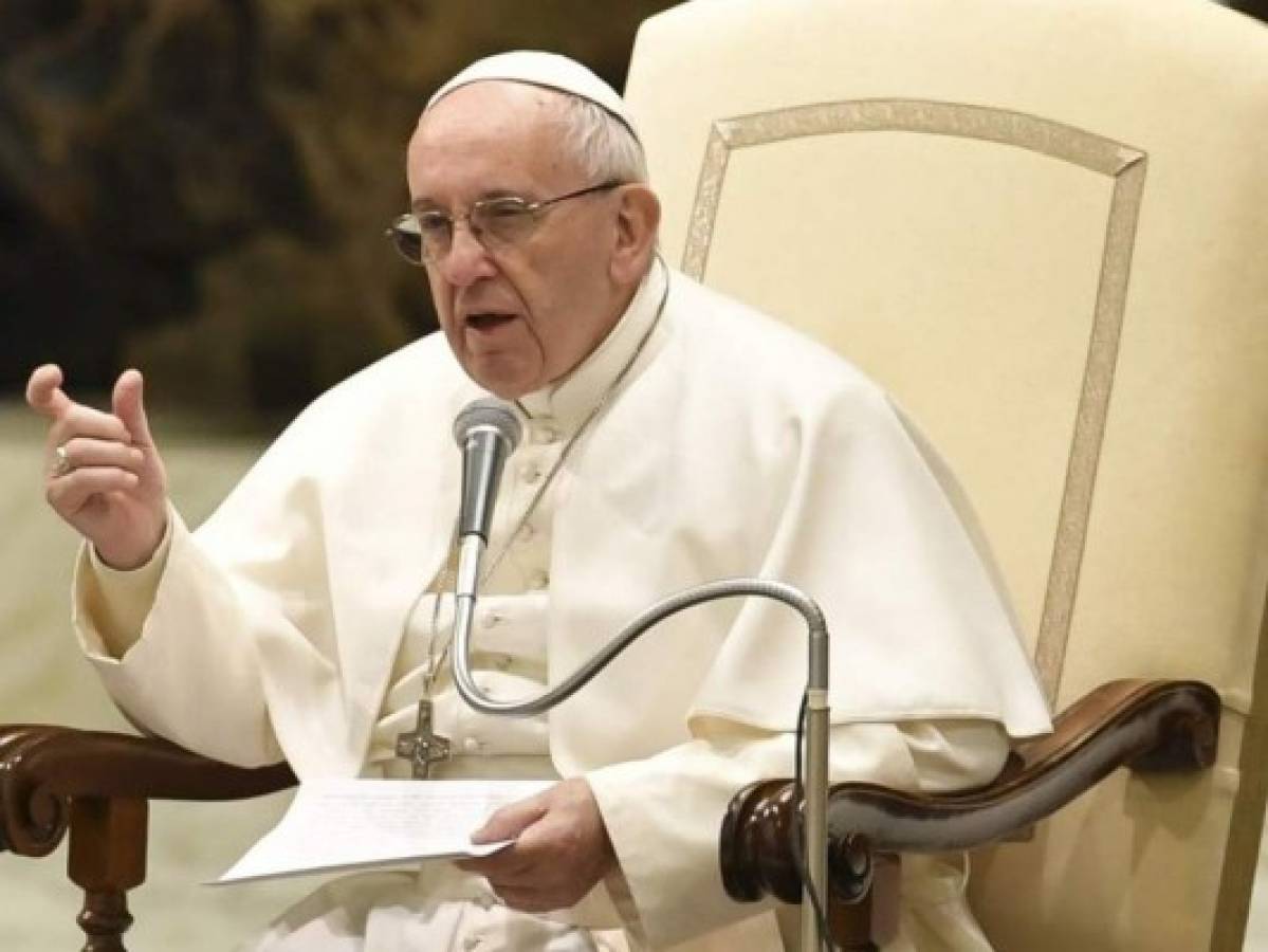 El papa lamenta que guerras e injusticias arruinaran el 2017