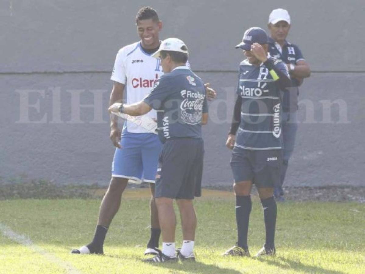 Carlo Costly, el primero en saltar al campo para dialogar con Jorge Luis Pinto