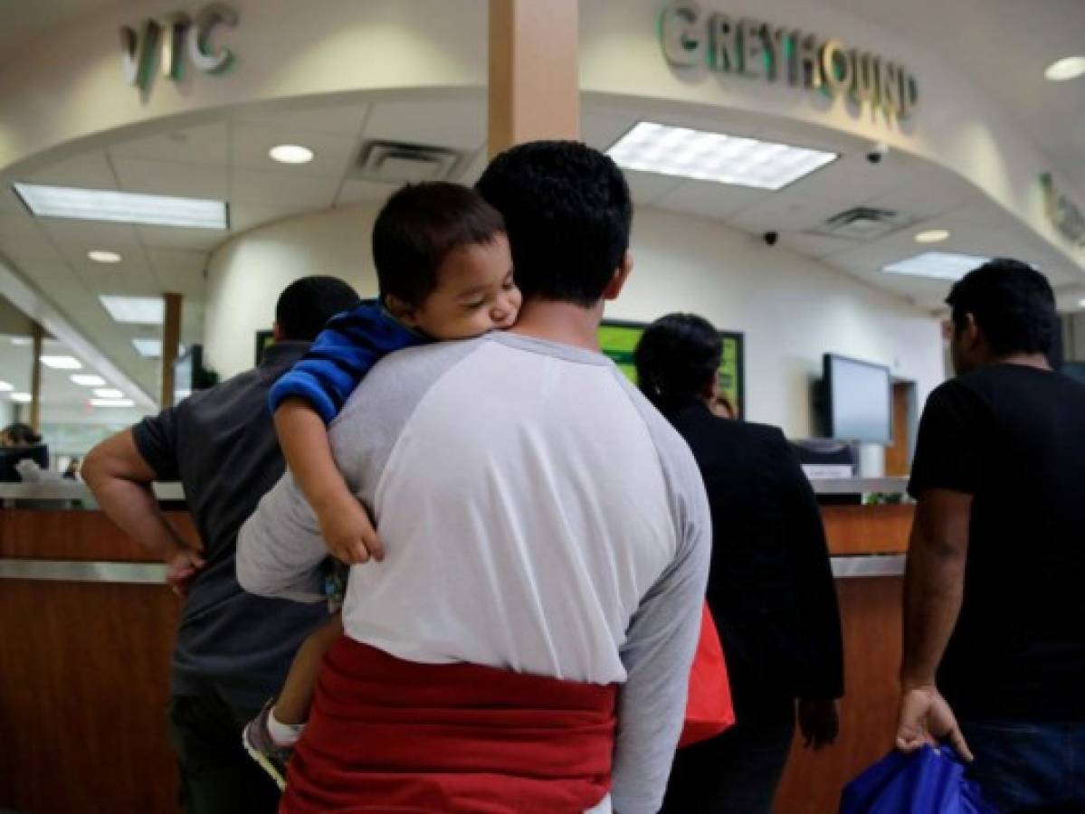 Estados Unidos reúne a más de 300 niños migrantes con sus familias