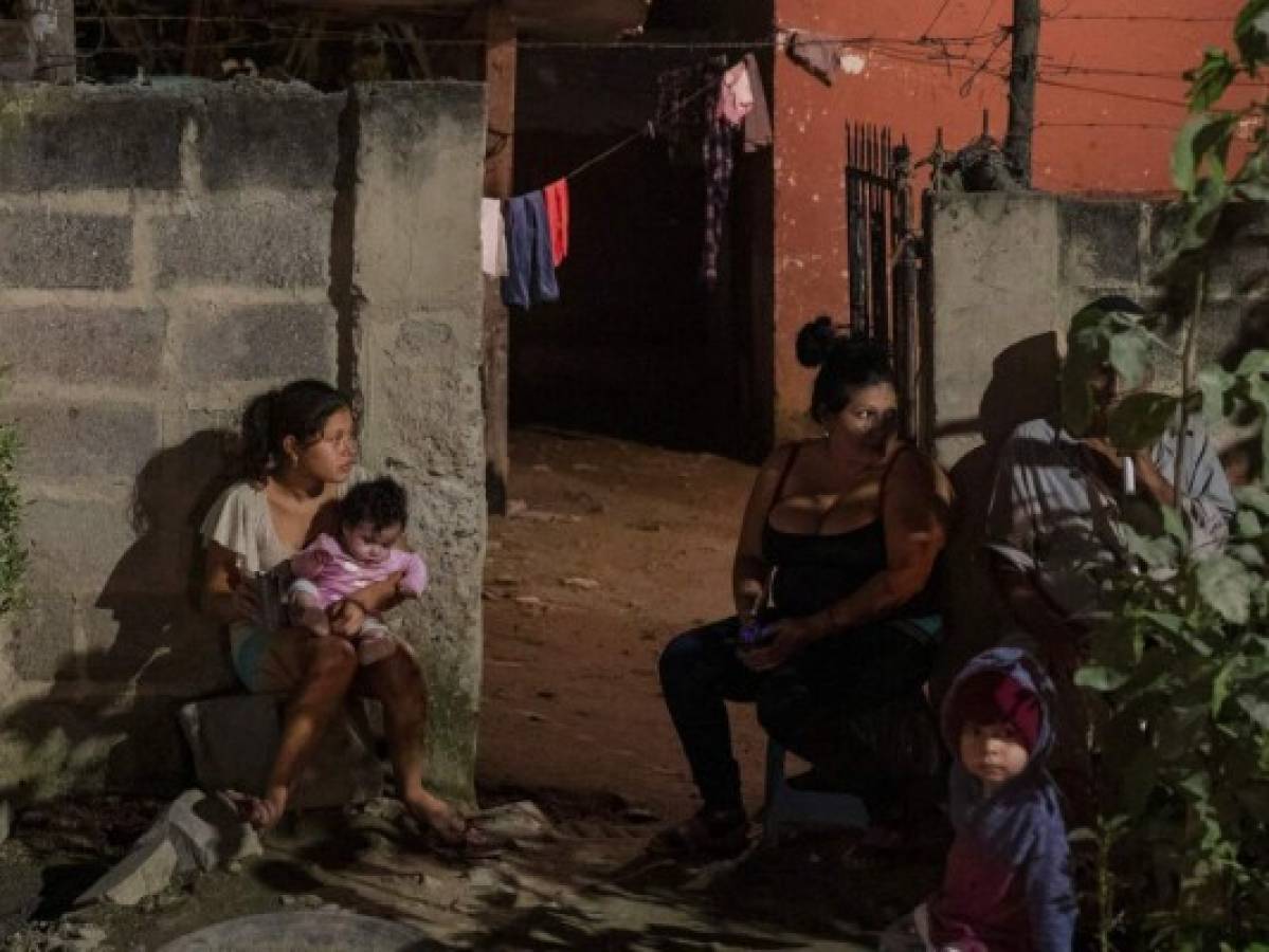 Hondureños solicitantes de asilo viven penurias por políticas de EEUU 