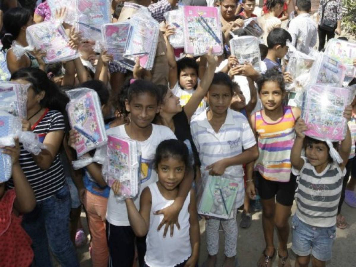 Estudiantes de Altos del Paraíso reciben lápices y cuadernos en Comayagüela