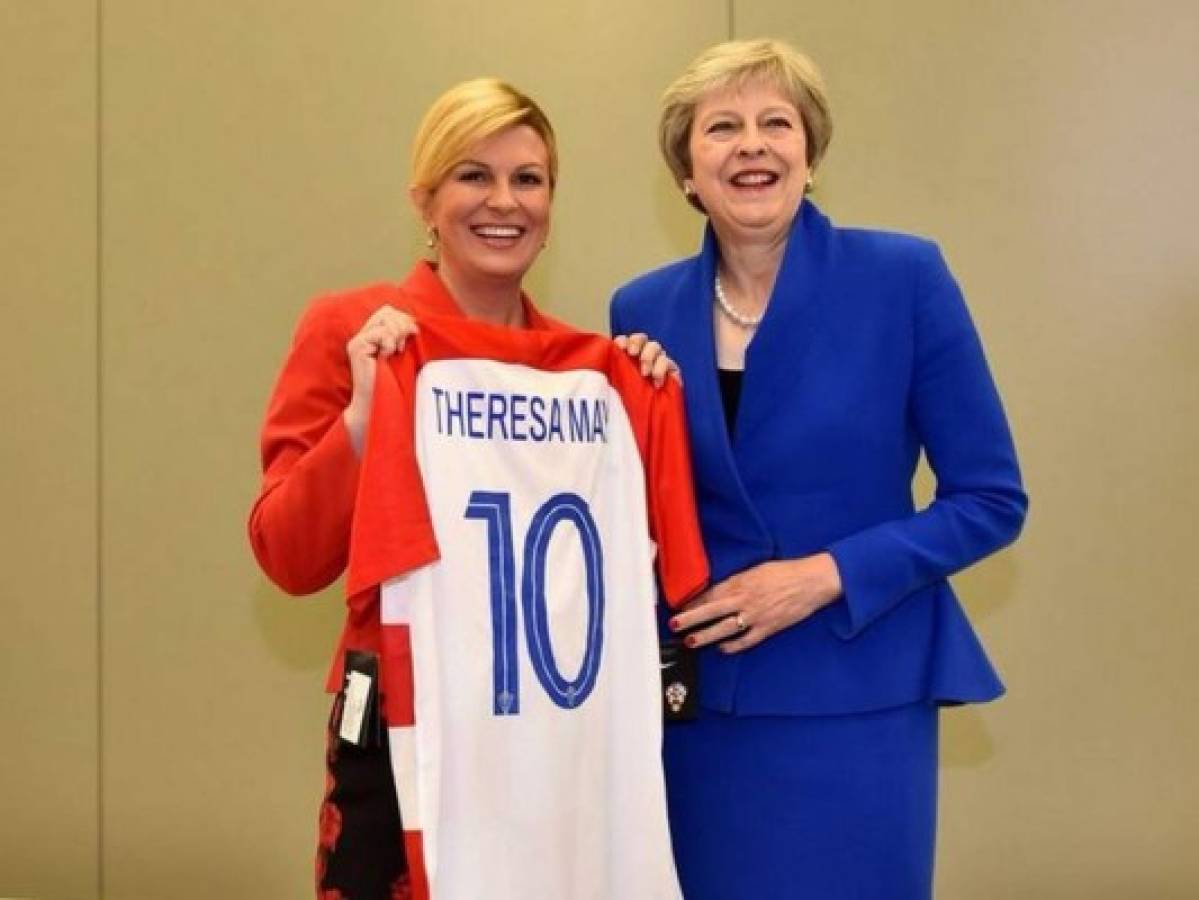 La presidenta de Croacia regala camisetas de su selección a Theresa May y Donald Trump   