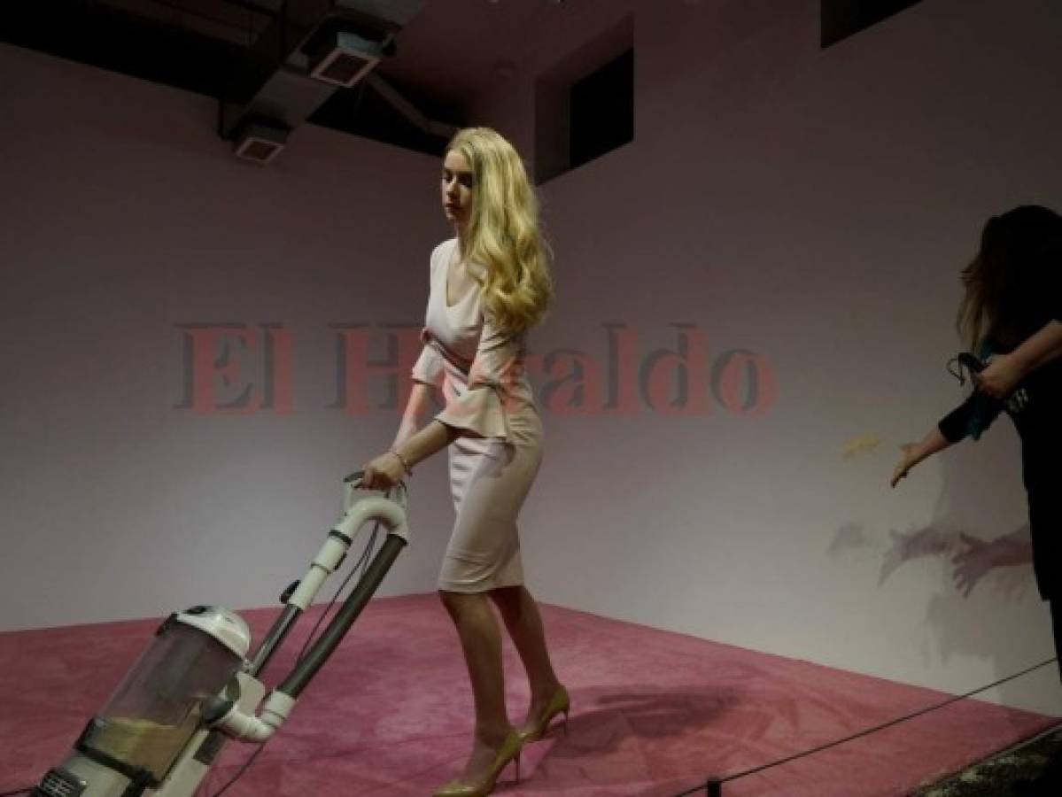 Polémica exposición presenta a Ivanka Trump aspirando migajas de pan lanzadas por el público