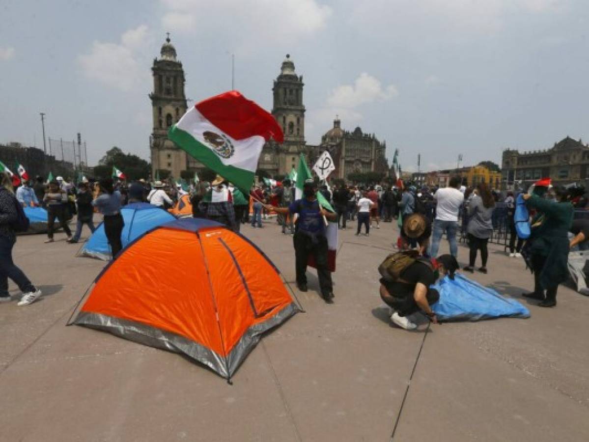 Opositores de AMLO acampan en el Zócalo para exigir su renuncia