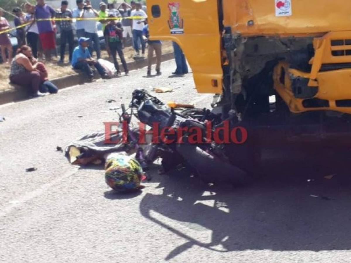 El joven perdió la vida producto del brutal impacto que sufrió en el anillo periférico. Foto Estalin Irías