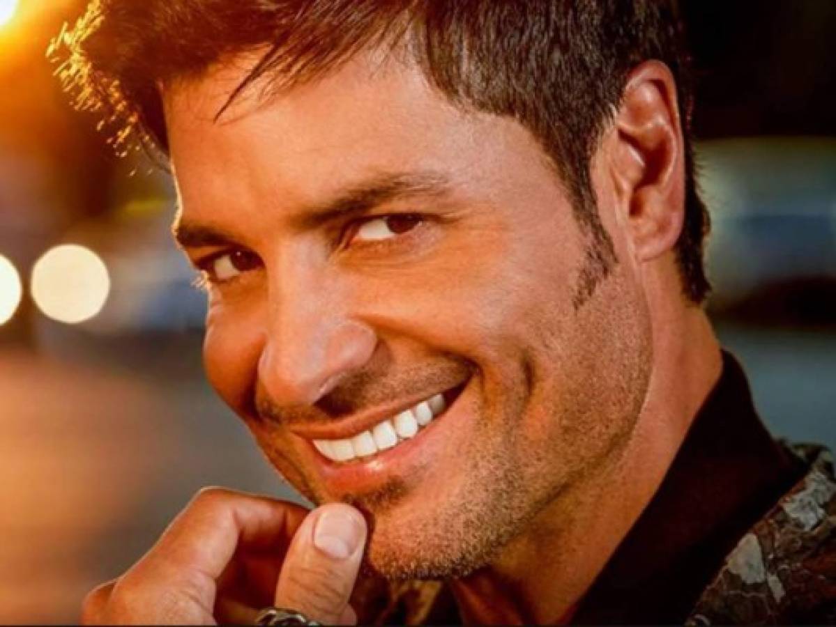 Chayanne presume su tonificado cuerpo a los 49 años