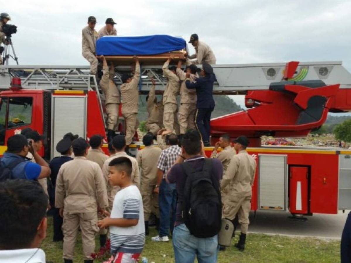 Dan el último adiós al héroe nacional: bombero Óscar Madrid