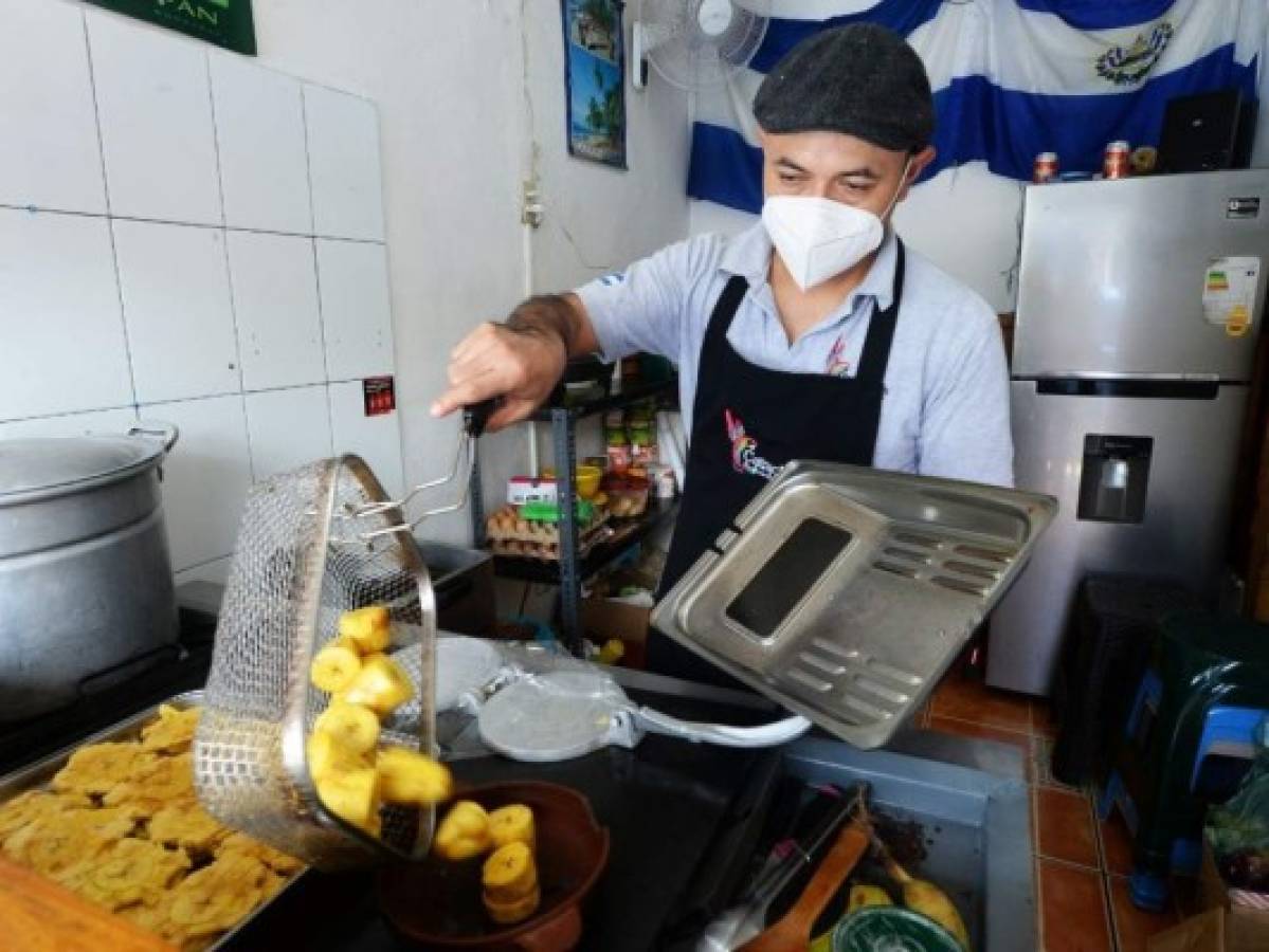 Eduardo se ha convertido en todo un experto en la preparación de comida catracha. Foto: Cortesía elsalvador.com