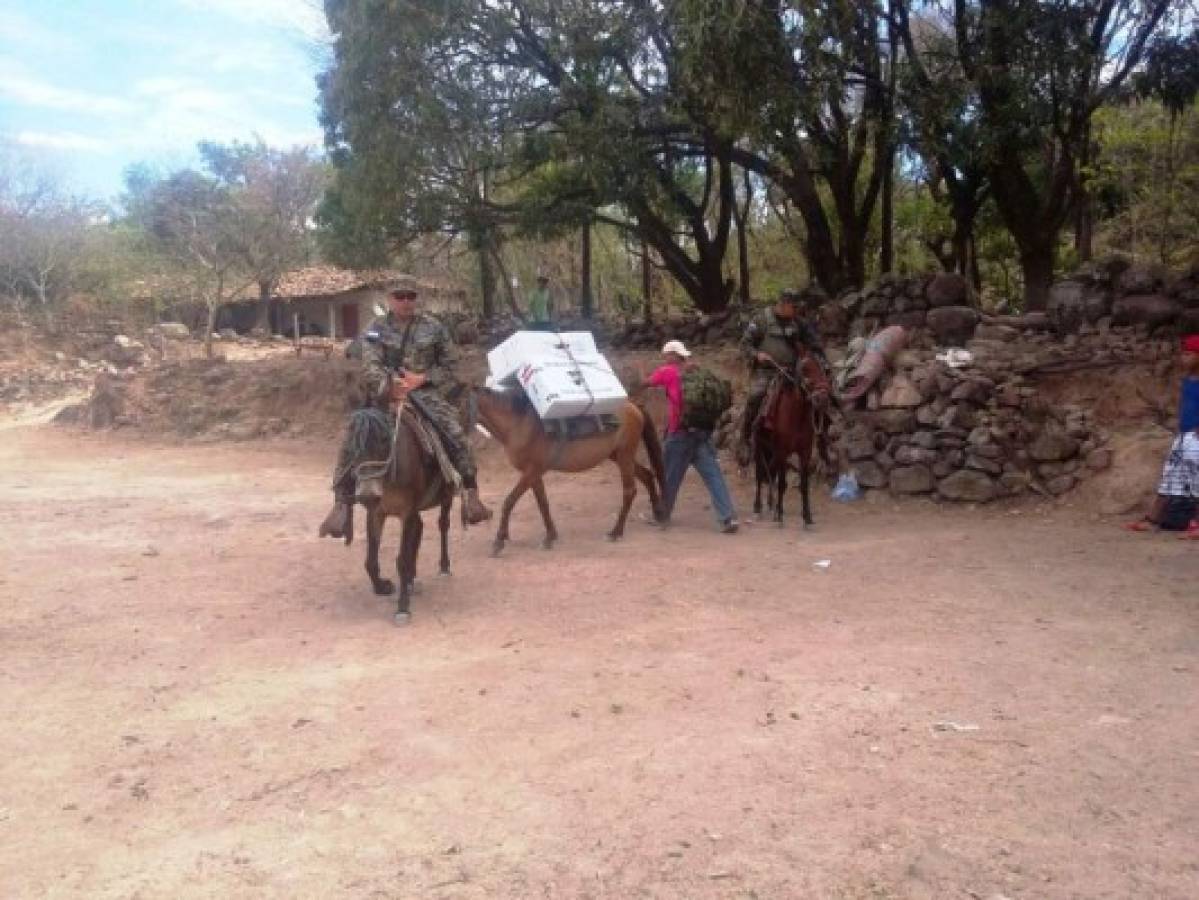 A lomo de mulas, maletas electorales terminan de llegar a centros de votación