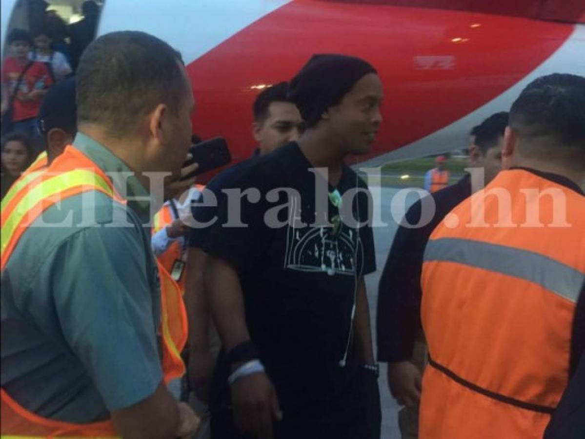 Ronaldinho ya está en Honduras; mira las fotos de su llegada