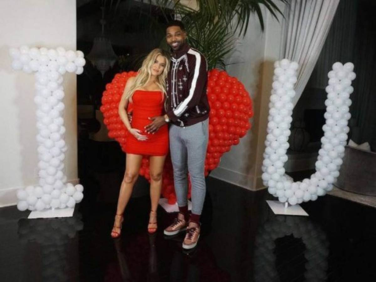 Tristan Thompson, novio de Khloé Kardashian, es captado besando a otra mujer