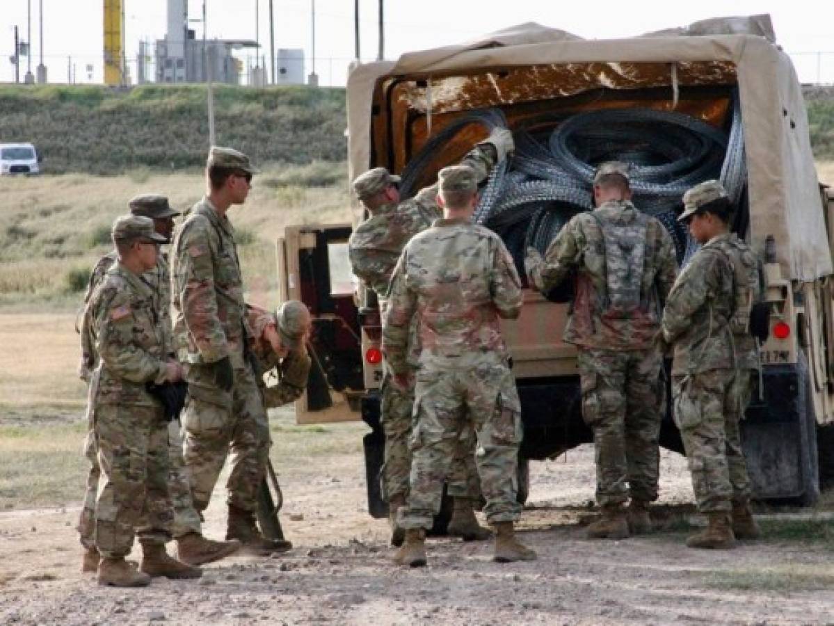 Ejército de Estados Unidos despliega kilómetros de alambrada en Laredo, Texas   