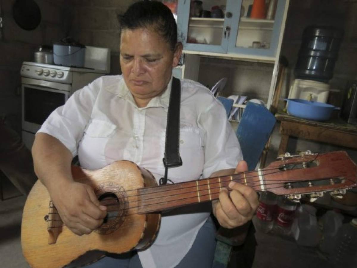 Amigos Unidos desde hace tres décadas le cantan a difuntos