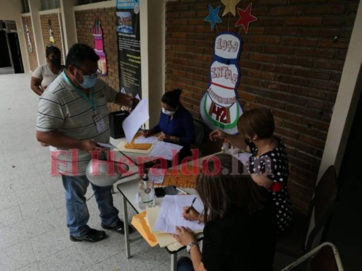 En varios centros entregan materiales didácticos para que los niños refuercen el aprendizaje en sus casas. Foto: David Romero/ EL HERALDO