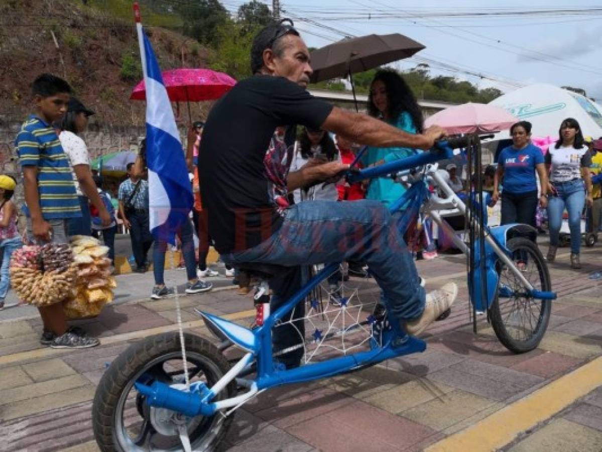 Los pedales de la Independencia, el hondureño llega en original bicicleta a los desfiles en Tegucigalpa