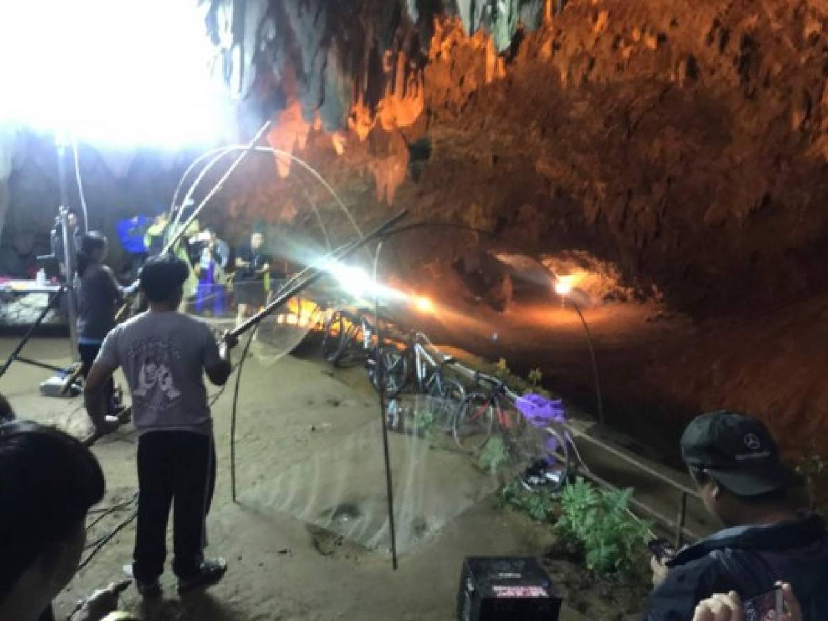Tailandia: Llevan electricidad a cueva con niños atrapados