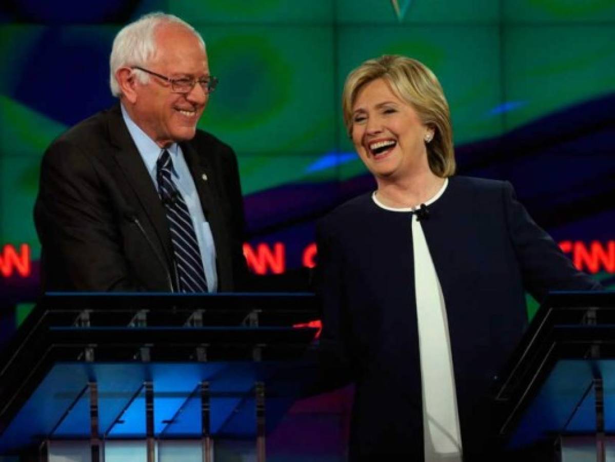Sanders se doblega ante Clinton y dice que votará por ella