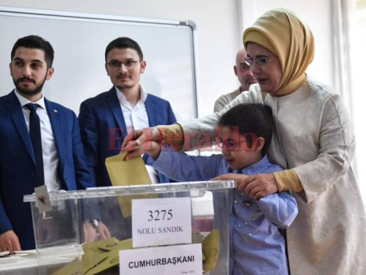 Emine, esposa del Presidente de Turquía y líder del Partido de Justicia y Desarrollo (AKP) Recep Tayyip Erdogan, deposita su voto en la urna. Foto AFP