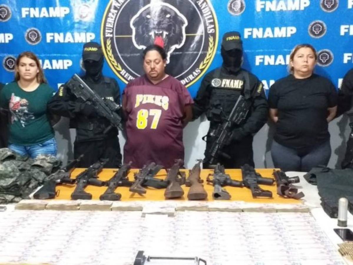 Detienen a administradora y a cabecilla de la pandilla 18 con un arsenal en San Pedro Sula
