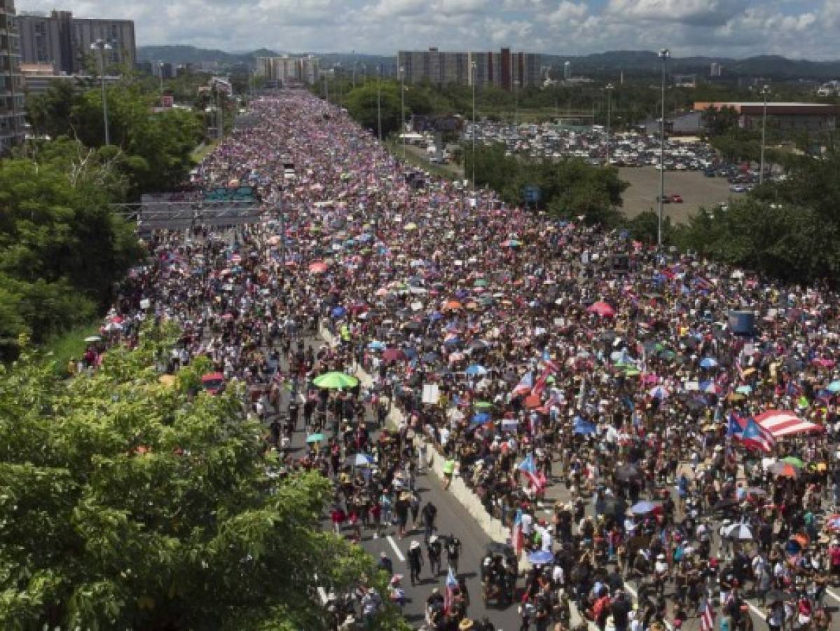 Miles de personas mientras llenan la carretera Expreso Las Américas pidiendo la destitución del gobernador Ricardo Rosselló. Foto: Agencia AFP.
