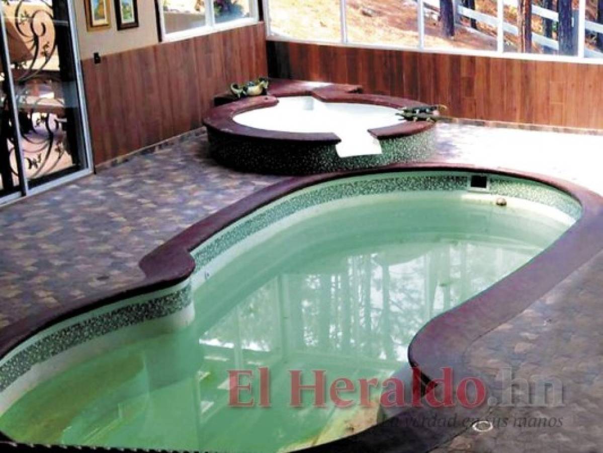 La vivienda propiedad de la ex primera dama tiene varios lujos, incluida una piscina bajo techo y jacuzzi.