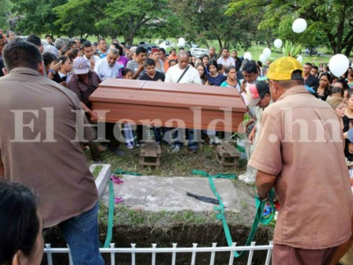 Con globos blancos despiden al estudiante centralista asesinado en la capital de Honduras