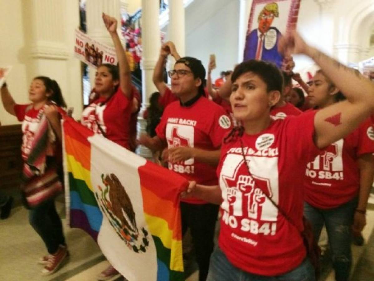 Texas: Activistas migratorios interrumpen sesión legislativa