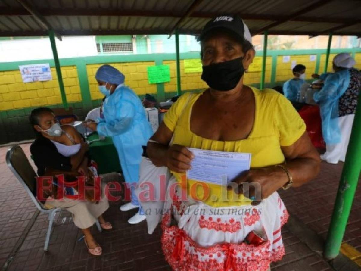 Vendedores de la Feria del Agricultor se vacunan contra el covid-19