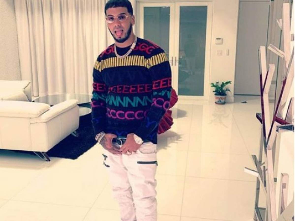 Anuel AA envía indirecta a Cosculluela tras publicar foto con Karol G