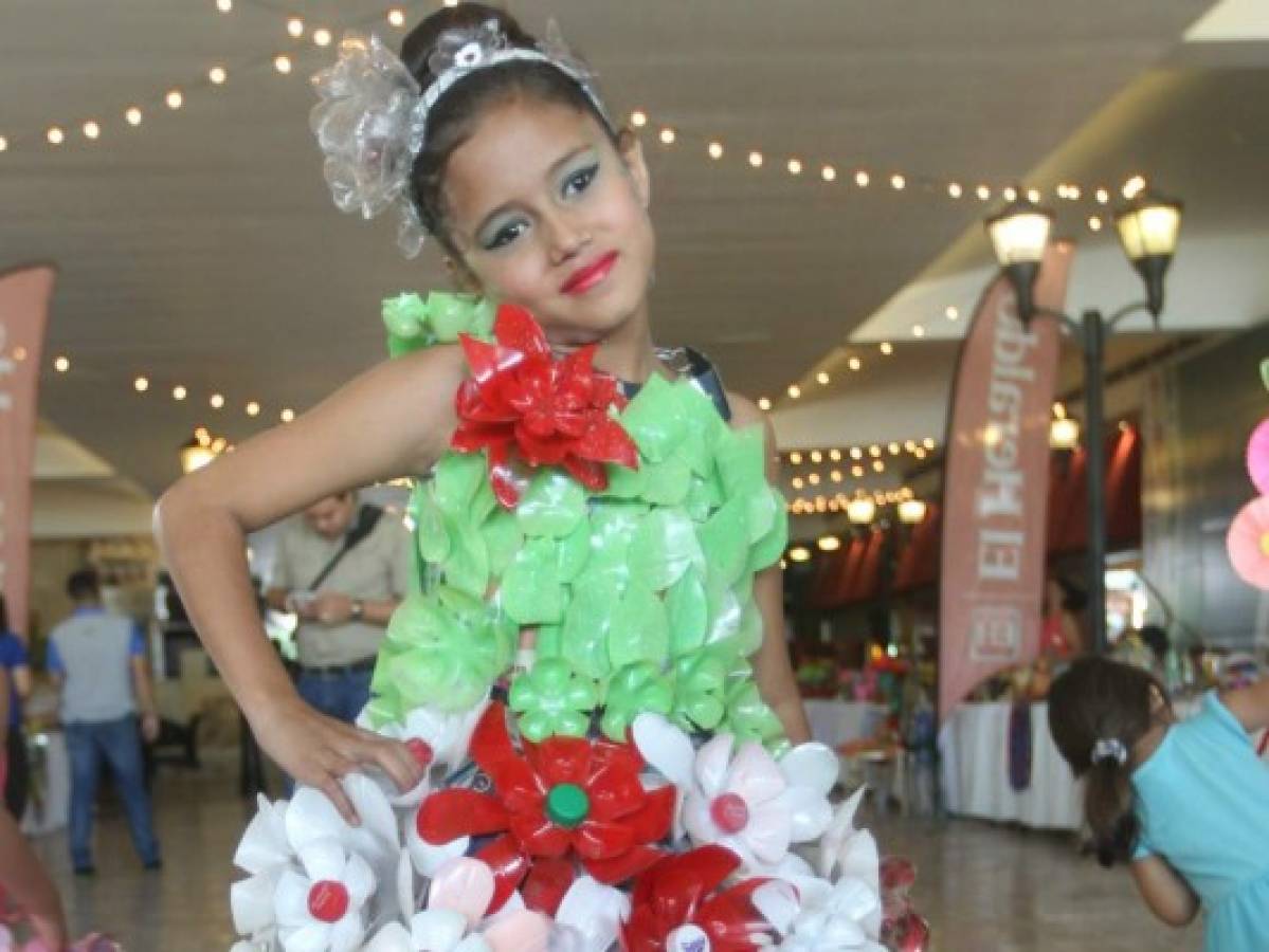 Coloridos vestidos y curiosos objetos en la Megaexpoferia del Reciclaje de EL HERALDO