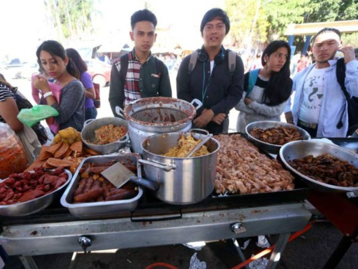 Comerciantes externos: En las afueras del Alma Mater confluyen varios tipos de comerciantes, de igual manera hay ventas de comida, pero también se ven afectados los comercios de venta de artículos para celular, ropa, libros, ventas de dulces entre otros.