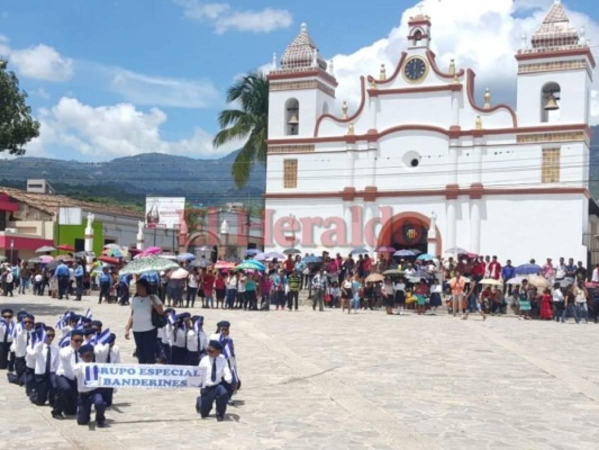 Colorido y eufórico desfile de escuelas de la ciudad de La Paz 
