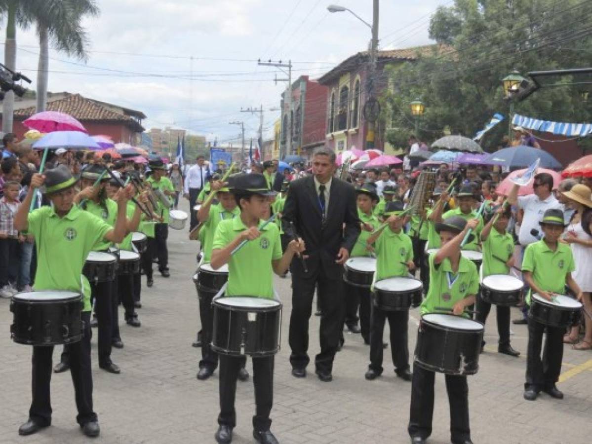 Alumnos de básica piden paz en las marchas de Comayagua