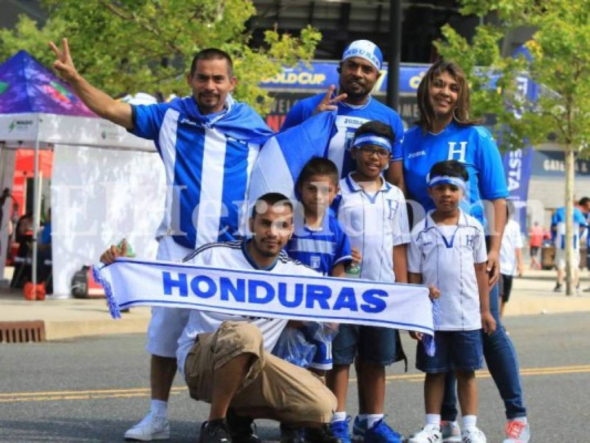 Familias enteras de hondureños que viven en los Estados Unidos comienzan a llegar al Red Bull Arena. (Fotos: Ronal Aceituno / Grupo Opsa)