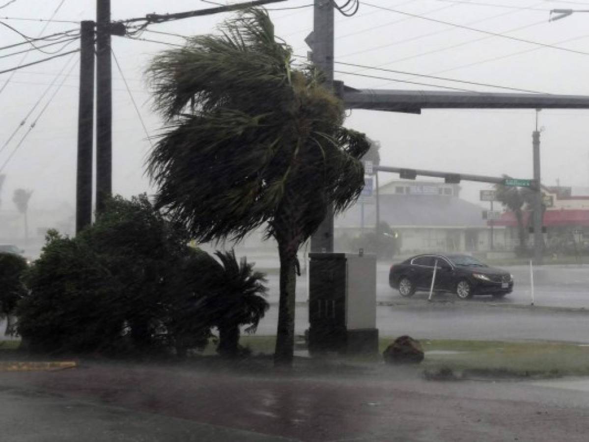 Huracán Harvey toca tierra y amenaza costa de Texas con 'inundaciones catastróficas'