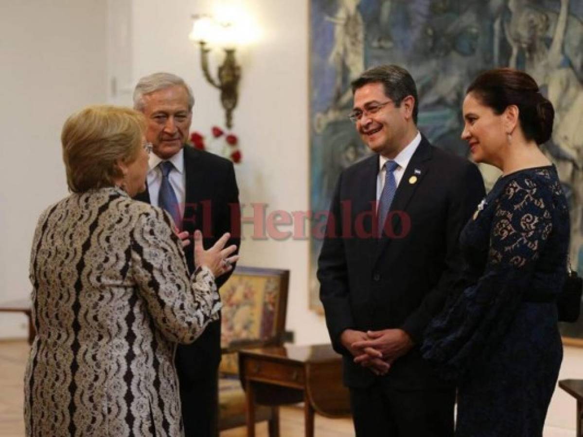 Hernández y Bachelet dialogaron amenamente previo a toma de posesión de Sebastián Piñera