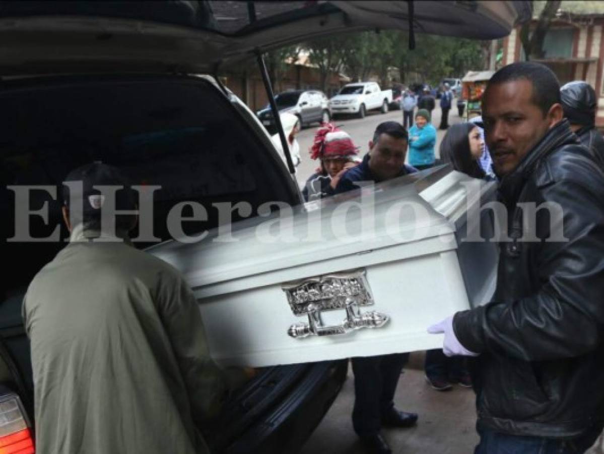 Familiares retiran el cuerpo de la joven de 17 años Maylin Camila Rodríguez Bonilla asesinada el domingo junto a su novio en la colonia Nueva Galilea de la capital de Honduras (Foto: Alex Pérez / Sucesos de Honduras / El Heraldo Honduras / Noticias de Honduras)