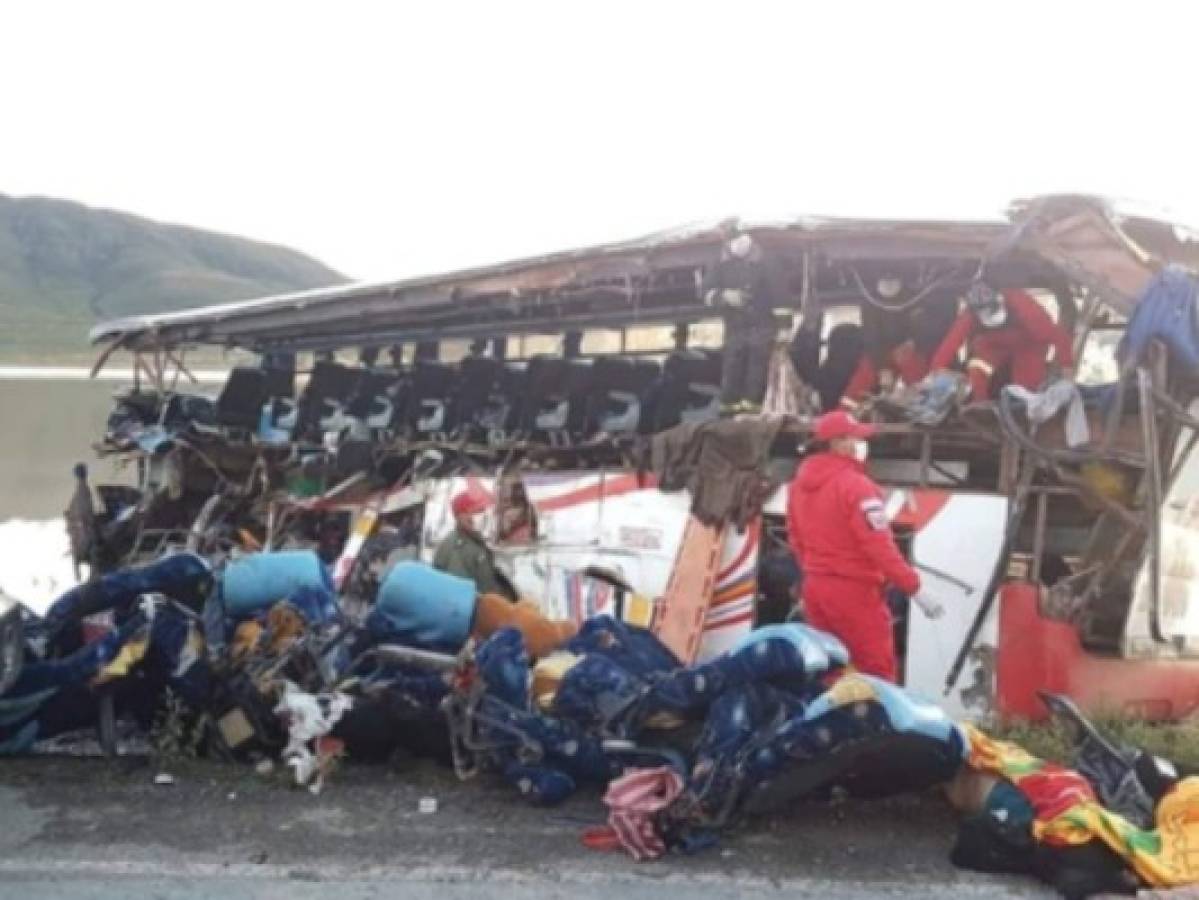 Choque entre autobús y camión deja 24 muertos en Bolivia