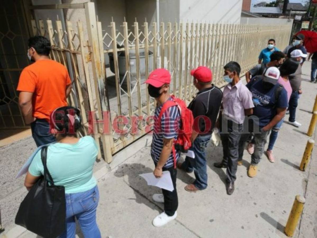 Cada día se forman enormes filas de ciudadanos en busca de sus antecedentes penales. Fotos: EL HERALDO