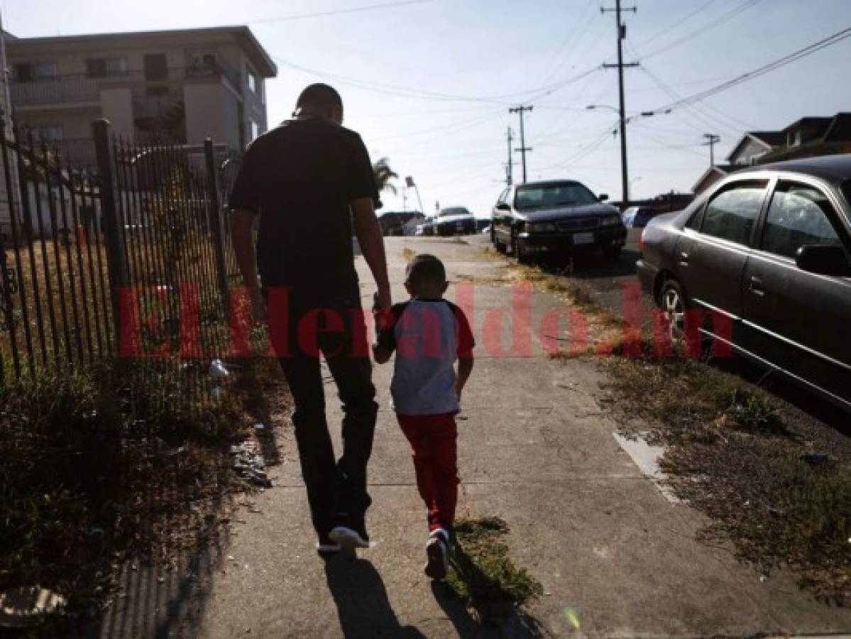 Padre hondureño y su hijo, que fueron separados en la frontera, luchan por un mejor futuro