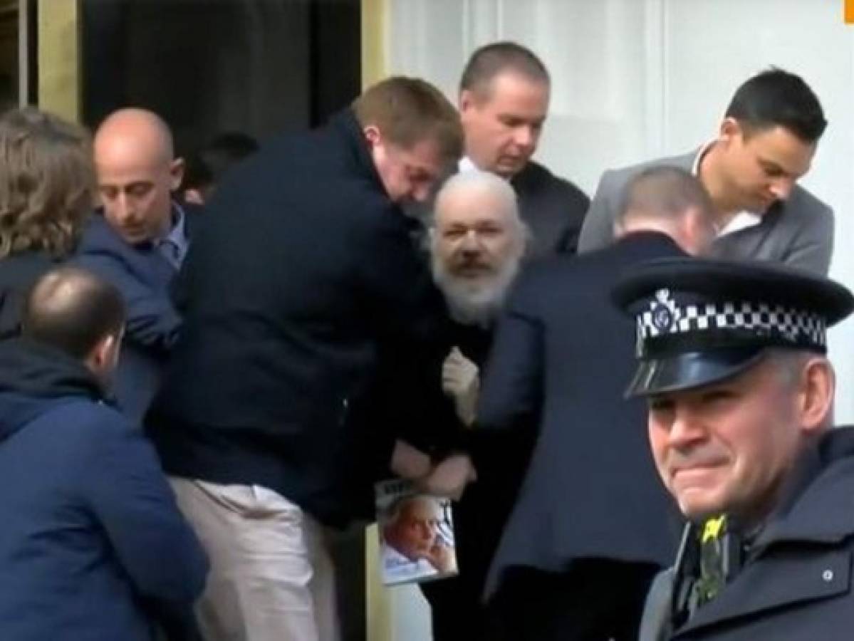 Detienen a Assange en la embajada de Ecuador en Londres 