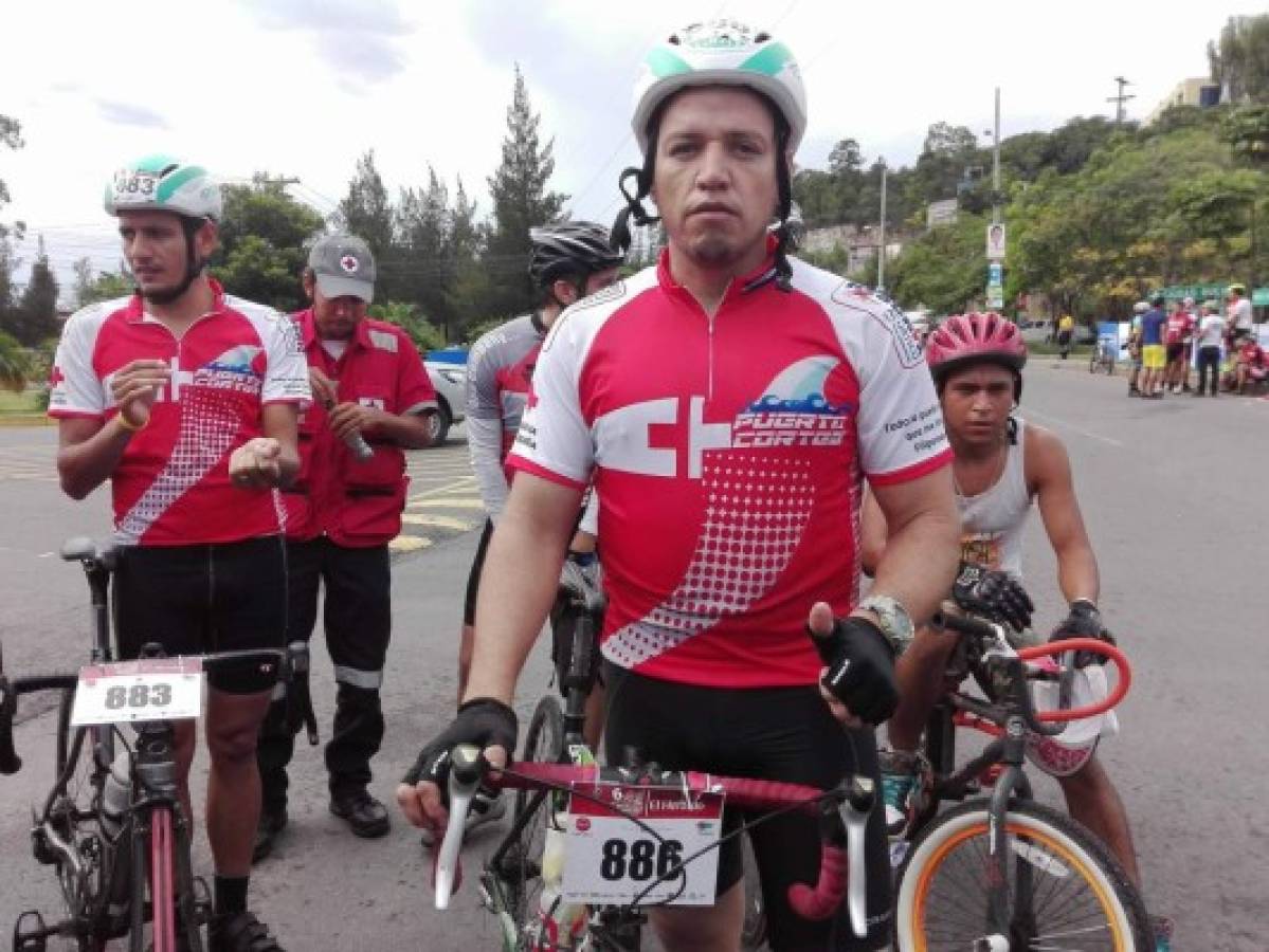 'La Roja Team', el equipo de la Cruz Roja que le pone nombre a sus bicicletas